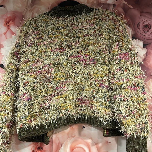 Artsy boutique sweater with big chunky buttons - Picture 3 of 3